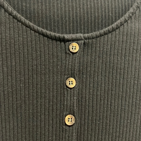 Cropped Scoop neck, faux button front t shirt, black ribbed, 90’s style - Picture 4 of 8